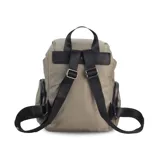 Mochila de nylon color bordó con tapa y broche metálico. Tiene apertura superior con broche, bolsillos internos, bolsillo con cierre metálico al frente y laterales. Incluye asas rígidas de mano y correas regulables para colgar en la espalda.