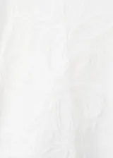 Camiseta blanca de algodón con cuello redondo, mangas cortas y detalle de bordado floral en el frente.