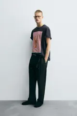 Camiseta azul marino de corte relaxed fit, cuello redondo y manga corta. Presenta un parche rectangular estampado con rayas horizontales rojas y blancas, y un dibujo de una langosta en el centro.