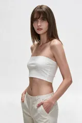 Top strapless de algodón color blanco, con diseño ajustado al cuerpo y textura acanalada.