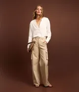 Pantalón de sarga color beige, de corte wide leg, con bolsillos cargo laterales y cintura alta.