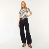 Pantalón jean de corte globo con tiro alto, confeccionado en denim de color azul oscuro. Presenta costuras a la vista en tono contrastante y diseño de pierna ancha.