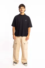 Remera negra de corte boxy con cuello subido y logo bordado en el pecho.