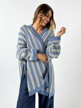 Saco abierto tejido a rayas verticales azules y grises, con mangas largas y corte holgado.