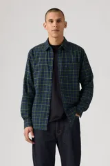 Camisa de manga larga a cuadros en tonos azul marino y verde, con un bolsillo en el pecho y el logo de Levi's en rojo.