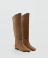 Bota de caña alta confeccionada en piel de serraje color marrón, con diseño flat, punta cuadrada y sin cierre.