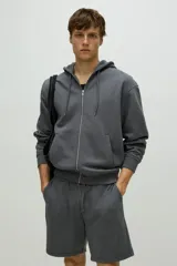 Short gris de felpa liviana de mezcla de algodón, con cintura elástica y cordón para ajustar, bolsillos al bies y un bolsillo abierto atrás.