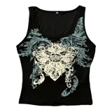 Top sin mangas de corte ajustado, color negro con estampado gráfico frontal en tonos blanco y gris con diseño ornamental.
