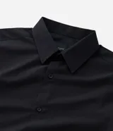 Camisa de microfibra de manga larga color negro, de calce regular, con cuello camisero y cierre frontal con botones. Incorpora tecnología Easy Care para un secado rápido y menor formación de arrugas.