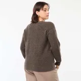 Cárdigan marrón de punto de canalé con cuello en V y cierre frontal con botones.