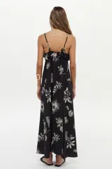 Vestido largo negro con estampa artesanal en tonos claros, escote halter y volados.