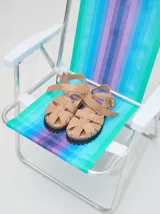 Sandalias tipo romanas de cuero vacuno color beige, con diseño de tiras entrelazadas, hebilla metálica lateral y plataforma de goma dentada.