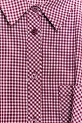 Camisa corta de manga larga con cuello solapa, confeccionada en tela con estampado de cuadros vichy en color bordó y blanco. Presenta un bolsillo delantero de plastrón, cierre frontal con botones y bajo abullonado con elástico interior.