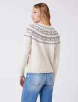 Buzo tejido color blanco con diseño jacquard gris en el canesú, adornado con perlas y cristales de strass. Tiene cuello redondo, mangas ranglan y terminaciones acanaladas en puños y ruedo.