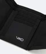 Billetera plegable de poliéster con estampado cuadriculado en blanco y negro. Cierre con velcro y múltiples compartimentos interiores.