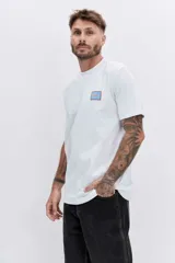 Remera de algodón color azul marino, de corte clásico y cuello redondo, con un pequeño logo bordado en el pecho.