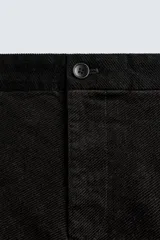 Pantalón de corte carrot fit confeccionado en tejido de mezcla de algodón. Presenta bolsillos frontales, bolsillos traseros de vivo y cierre frontal con cremallera y botón.