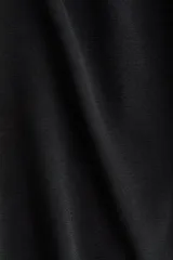 Pantalón negro de punto fino suave con piernas amplias y tiro alto. Presenta una cintura ancha con costuras laterales fruncidas para crear un efecto drapeado.