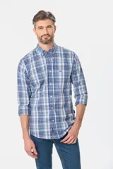 Camisa de manga larga con estampado de cuadros en tonos azules, grises y marrones. Presenta cuello abotonado, bolsillo frontal en el pecho y botones personalizados.