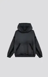 Hoodie oversize de corte crop en color gris oscuro con efecto desgastado. Presenta costuras expuestas, detalles de roturas en el ruedo y en la capucha, y bolsillos frontales con bordes reforzados.