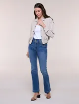 Camperita bomber de lyocell con textura suave, color azul marino, cuello camisero, cierre frontal con botones a presión, bolsillos laterales con solapa, mangas largas con puños elásticos y pretina fruncida en el ruedo.