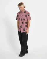 Camisa de manga corta Volcom modelo Abg Markerstone, color rosado con estampado tropical, cuello camisero, cierre frontal de botones y bolsillo en el pecho.