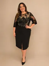 Vestido midi entallado de crepe negro, con cuerpo superior de encaje con forro color piel y mangas tres cuartos. Presenta un tajo frontal en la falda y diseño de cuello redondo.