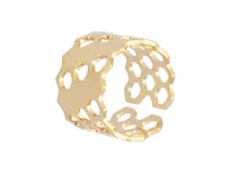 Anillo dorado con diseño calado de panal de abeja.