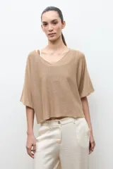 Sweater oversized de punto color verde, con escote en V y mangas cortas holgadas.