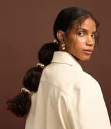 Set de tres elásticos para el pelo con detalle de metal dorado de diferentes tamaños.