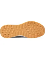 Championes Under Armour modelo Street Mirage, color gris con detalles en blanco y suela de goma color caramelo. Presentan una parte superior de malla transpirable con superposiciones de gamuza, entresuela de EVA acolchada y cierre de cordones estándar.