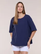 Blusa de algodón azul marino, con cuello redondo, mangas cortas amplias y detalle de botones en el lateral.