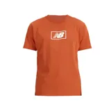 Remera New Balance color marrón con logo impreso en el pecho dentro de un recuadro blanco, de manga corta y cuello redondo.