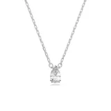 Colgante con cadena plateada y dije de cristal transparente en forma de lágrima.