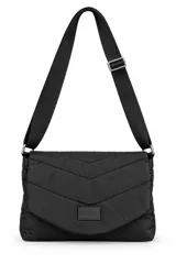 Cartera bandolera negra de diseño puffer acolchado, con solapa y costuras chevron. Cuenta con una correa ajustable de cinta resistente y un detalle de etiqueta frontal con el logo grabado.