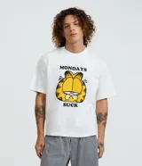 Pijama masculino de algodón, compuesto por una remera blanca con estampado de Garfield y la frase "Mondays Suck", y un short con rayas verticales blancas y negras. Incluye pantuflas negras de felpa.
