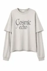Remera de manga larga con diseño superpuesto que simula una remera de manga corta sobre una de manga larga. Color gris melange con estampa frontal con la frase Cosmic echo en color oscuro.