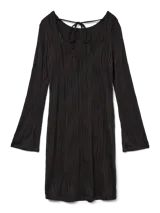 Vestido midi de color negro con textura acanalada ondulada, cuello redondo y mangas largas. Presenta un diseño ajustado al cuerpo con una caída fluida.