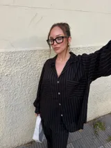 Conjunto de camisa oversize y pantalón largo de lino con algodón, con diseño a rayas finas en tono beige y tostado.