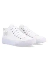 Championes de lona color beige, modelo media bota con cordones blancos, ojalillos metálicos y suela de goma texturizada.