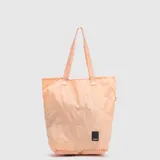 Tote bag color salmón, de diseño acolchado y liviano. Cuenta con doble asa de hombro y etiqueta de la marca en la parte inferior frontal.