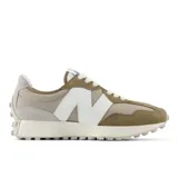 Championes urbanos New Balance modelo 327, color beige y marrón con detalles en blanco, confeccionados en gamuza y malla, con logo "N" característico en los laterales y suela con relieve inspirada en la zapatilla de trail 355.