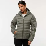 Campera acolchada tipo puffer ligera, color verde militar, con cierre frontal, capucha integrada y diseño de costuras horizontales.