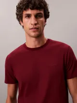 Remera de manga corta Calvin Klein, confeccionada en tejido liquid stretch de algodón con elastano. Presenta cuello redondo y logo de la marca bordado tono sobre tono en el pecho.