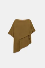 Top tipo capa blanco de punto fluido, con mezcla de viscosa, cuello bote, mangas cortas y bajo asimétrico.