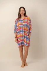 Vestido corto camisero con estampado de rayas multicolores, cuello camisero, mangas tres cuartos y cierre frontal de botones.
