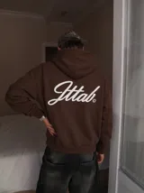 Hoodie de color marrón con capucha y estampado tipográfico en color blanco en la espalda.