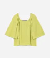 Blusa color verde lima, plus size, con escote cuadrado, elástico en los hombros y manga 3/4 campana. Prenda hecha en viscosa más sostenible y de superficie texturizada sin estampa.