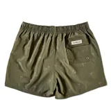 Short de baño Von Braun color verde oliva con estampado sutil de palmeras. Cuenta con cintura elástica con cordón ajustable, dos bolsillos laterales, un bolsillo trasero y red interior.
