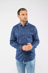 Camisa de manga larga Brooksfield con corte slim, color azul marino y estampado de pequeñas hojas y puntos. Presenta cierre frontal con botones y logo bordado en el pecho.